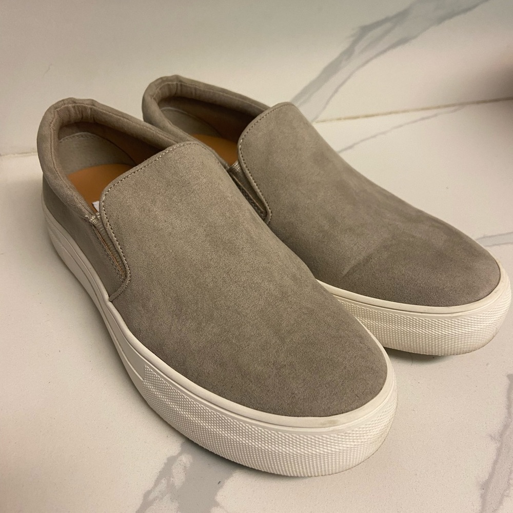 Steve Madden Graphics Grey Faux Suede Slip On Sneakers 7M Excellent Condition